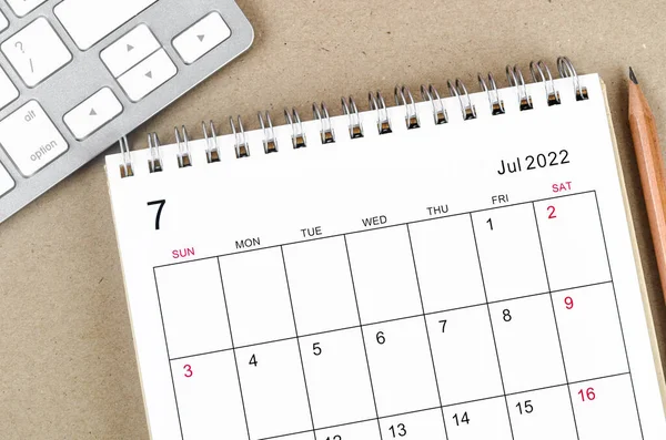 Calendrier Bureau Juillet 2022 Avec Crayon Sur Fond Bois — Photo