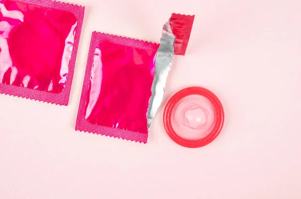 Rosa Öppnade Kondom Och Kondom Förpackning Rosa Bakgrund — Stockfoto