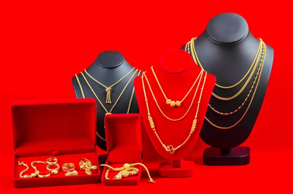 Accessoire Présentoir Collier Bijoux Avec Collier Sur Tissu Velours Rouge — Photo