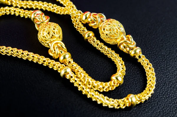 Närbild Guld Halsband Svart Läder — Stockfoto