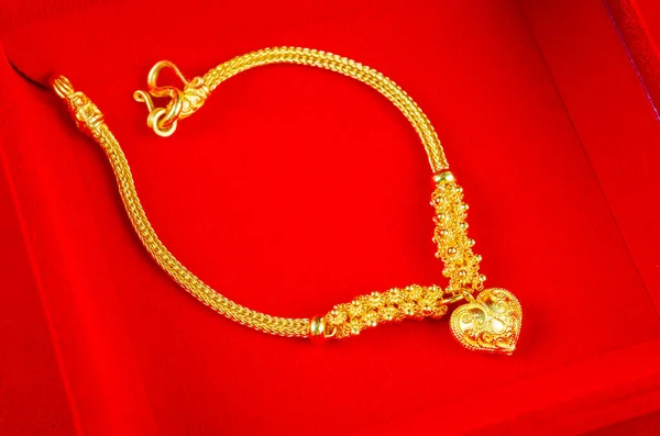 Gold Bracelet Red Velvet Box Container — стоковое фото