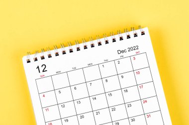 Aralık 2022 'de yakın plan sarı arkaplan takvimi.