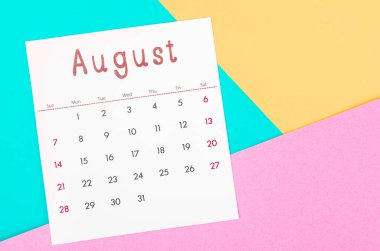 Çok renkli arkaplandaki Ağustos 2022 takvimi.