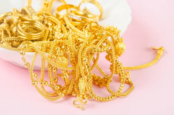 Många Guld Halsband Rosa Bakgrund — Stockfoto