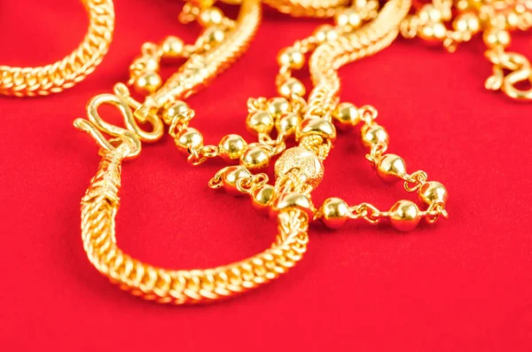 Закрыть Золотое Ожерелье Красной Бархатной Ткани — стоковое фото
