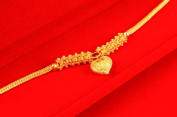Gold Bracelet Red Velvet Box Container — стоковое фото