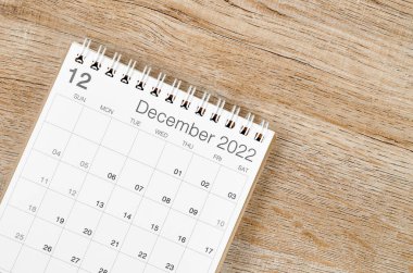 Ahşap zemin üzerinde Aralık 2022 masa takvimi.