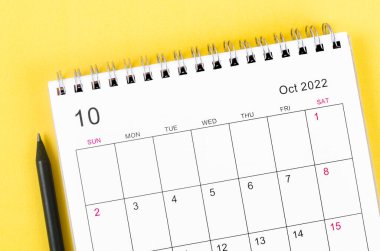 Yakın plan Ekim 2022 sarı arkaplan takvimi.