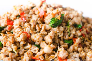 Tavada kızarmış domuz ve fesleğenle kaplanmış pirinci kapat.