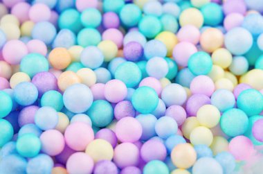 Çeşitli renklerdeki köpük boncukları parlak renkli soyut arkaplan.