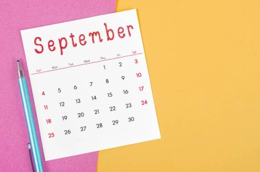 Eylül 2022 takviminde çok renkli arkaplan kalemi.