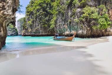 Tayland geleneksel uzun kuyruklu teknesi ve Tayland 'ın Phuket eyaletindeki güzel plajı..