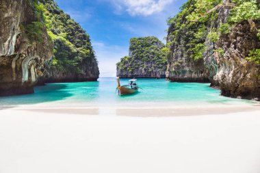 Tayland geleneksel uzun kuyruklu teknesi ve Tayland 'ın Phuket eyaletindeki güzel plajı..