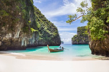Tayland geleneksel uzun kuyruklu teknesi ve Tayland 'ın Phuket eyaletindeki güzel plajı..