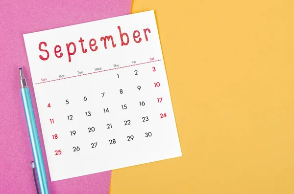 2022年9月的日历 有彩色背景的钢笔 — 图库照片