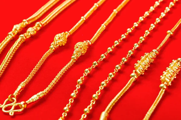 Комплект Золотого Ожерелья Красной Бархатной Ткани — стоковое фото