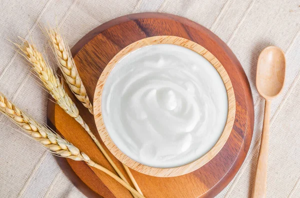 Der Griechische Joghurt Einer Hölzernen Schüssel Und Trockene Gerste Auf — Stockfoto