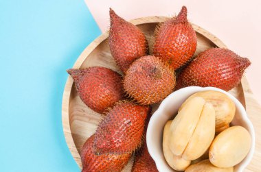 Salak Palm, masadaki ahşap kapta salınır ya da yılan meyvesi.