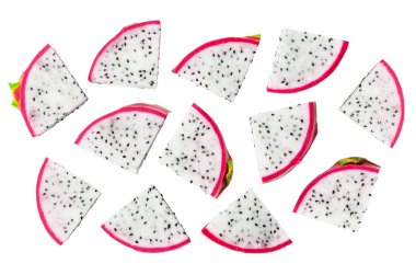 Ejderha meyve dilimi beyaz arkaplanda izole edilmiş..