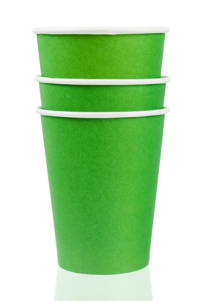 绿色的纸喝白色背景的一次性玻璃杯 省去了裁剪路径 — 图库照片