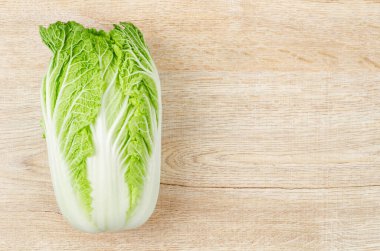 Tahta arka planda beyaz arka planda taze Napa lahanası..