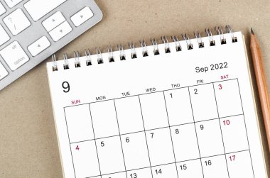 Eylül 2022 masa takvimi. Ahşap arka planda kalem var..