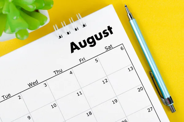 Augustl 2022 Skrivbord Kalender Och Penna Med Planta Kruka Gul — Stockfoto