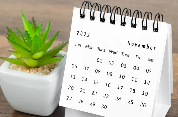 Calendario Scrivania Novembre 2022 Con Vaso Piante Sul Tavolo Legno — Foto Stock
