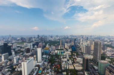Bangkok, Tayland - 30 Nisan 2022 Sathorn yolundaki Mahanakorn kulesinin çatısından alınan şehir silüeti