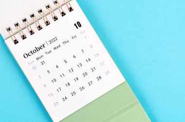 Mavi arkaplanda Ekim 2022 takvimi.