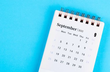 Mavi arkaplanda mini Eylül 2022 masa takvimi.