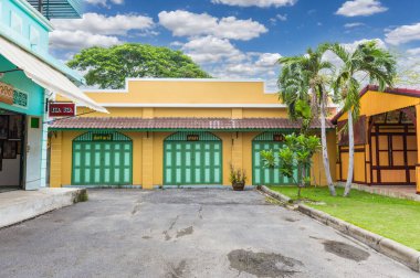 Nonthaburi, Tayland 14 Mayıs 2022: Tayland 'ın Nonthaburi Eyaleti' nin dışındaki Chomchei kafe köyünün renkli binasının görüntüsü.