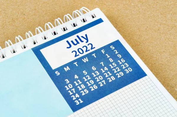 Närbild Juli 2022 Skrivbord Kalender Trä Bakgrund — Stockfoto