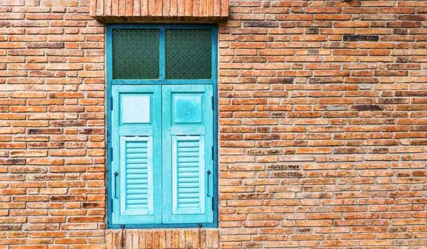Fenêtre Vintage Bois Bleu Sur Mur Briques Rouges — Photo