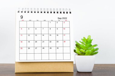 Eylül 2022 masa takvimi. Tahta masa üzerinde bitki var..