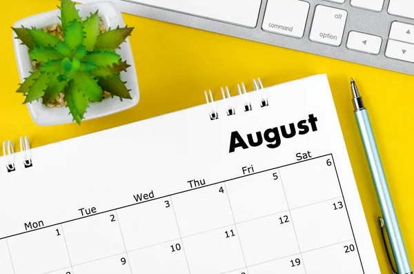 August 2022 Desk Calendar Pen Plant Pot Yellow Background — Stockfoto