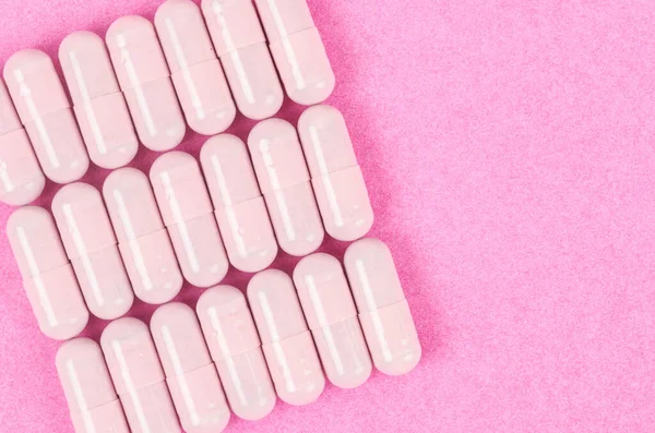 Roze Capsule Pillen Roze Achtergrond Met Kopieerruimte — Stockfoto