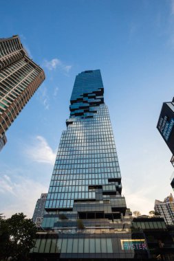 BANGKOK, THAILAND - 30 Nisan 2022: Mahanakorn gökyüzü kazıyıcısı Sathorn Square ticari ofisi ve Bangkok Sathorn iş merkezi W oteli ile modern bina simgesi
