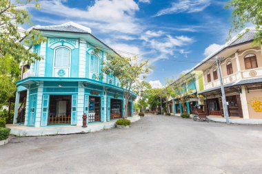 Nonthaburi, Tayland 14 Mayıs 2022: Tayland 'ın Nonthaburi Eyaleti' nin dışındaki Chomchei kafe köyünün renkli binasının görüntüsü.