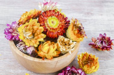 Ahşap arka planda kurumuş saman çiçeği başları.