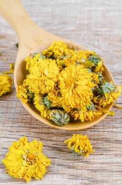 Tahta kaşıkta kurutulmuş kasımpatı çayı..