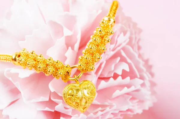 Золотой Браслет Красивом Розовом Цветке — стоковое фото