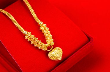 Kırmızı kadife kutuda Altın Kolye.