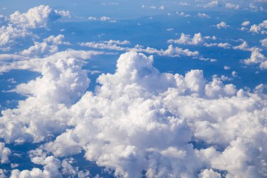 Pofuduk bulutların hava görüntüsü uçak penceresinden üst görünüm, doğa arka plan.