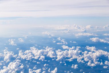 Pofuduk bulutların hava görüntüsü uçak penceresinden üst görünüm, doğa arka plan.