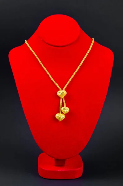 Экспозиция Ожерелья Золотым Ожерельем Черном Фоне — стоковое фото