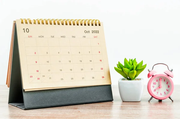 Oktober 2022 Bureaukalender Met Roze Wekker Houten Tafel — Stockfoto