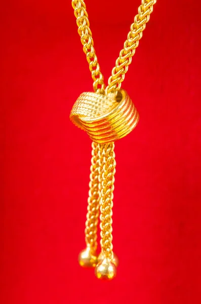 Gold Necklace Pendant Hanging Red Velvet Box — Stockfoto