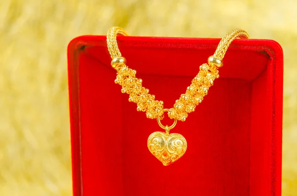 Золотое Ожерелье Кулон Форме Сердца Красной Бархатной Коробке — стоковое фото