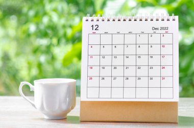 Aralık 2022 Doğa arkaplanındaki ahşap masa üzerinde planlama ve hatırlatma için Takvim masası.